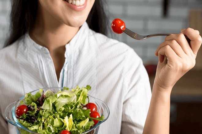 Chế độ ăn uống phù hợp và lợi ích của việc ăn salad bơ rau trộn giảm cân?
