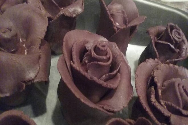 tạo hình kem socola hình hoa hồng trang trí bánh kem