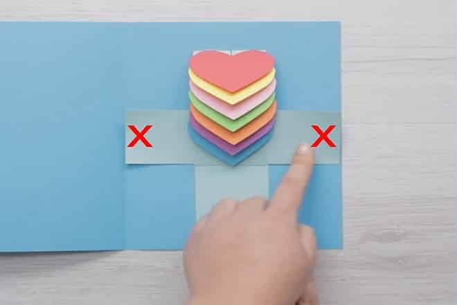 dán giấy trái tim lên tờ giấy hình chữ nhật